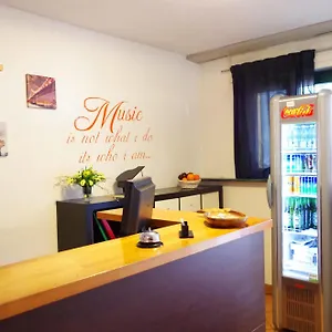 Music 3*, Milánó Olaszország